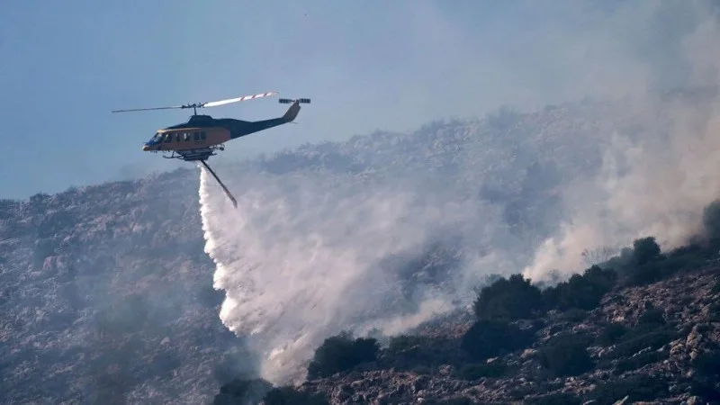 Yunanistan'da yangın söndürme helikopteri denize düştü